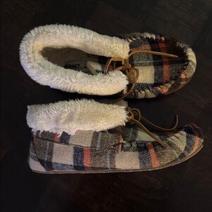 Minnetonka size 9 Plaid Fleece-Lined Moccasin Slippers